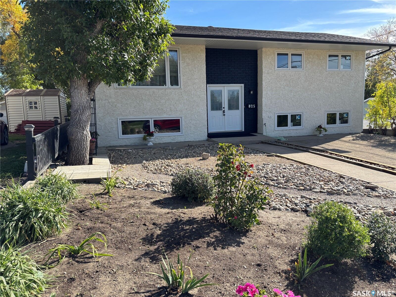 Property Photo:  825 7th Avenue NW  SK S6H 4C1 