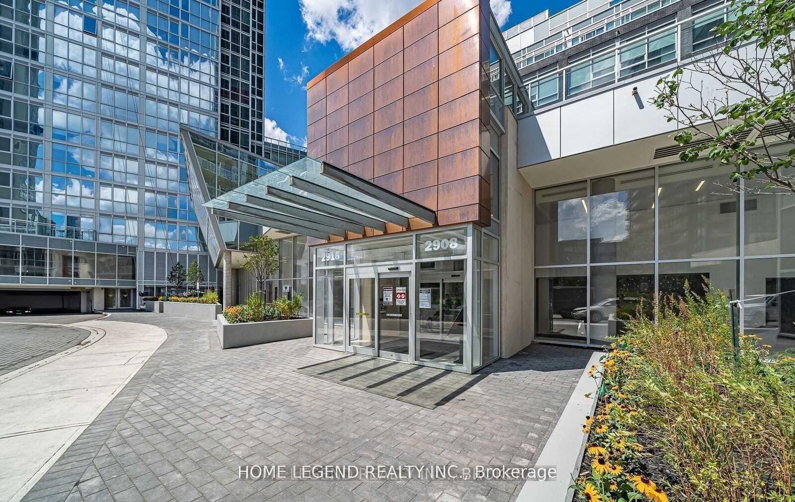 Property Photo:  2916 Highway 7 Road W 1802  ON L4K 0K6 