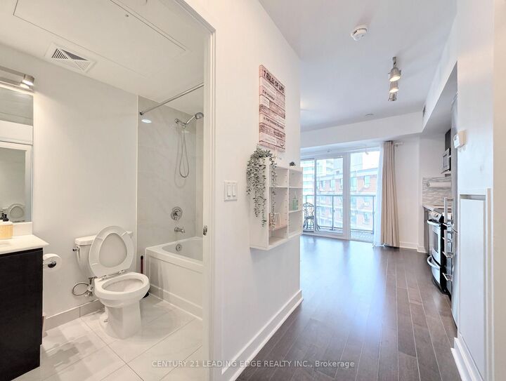 Property Photo:  58 Orchard View Boulevard 1704  ON M4R 1B9 