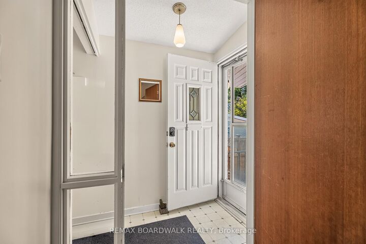 Property Photo:  7 Charkay Street  ON K2E 5N5 