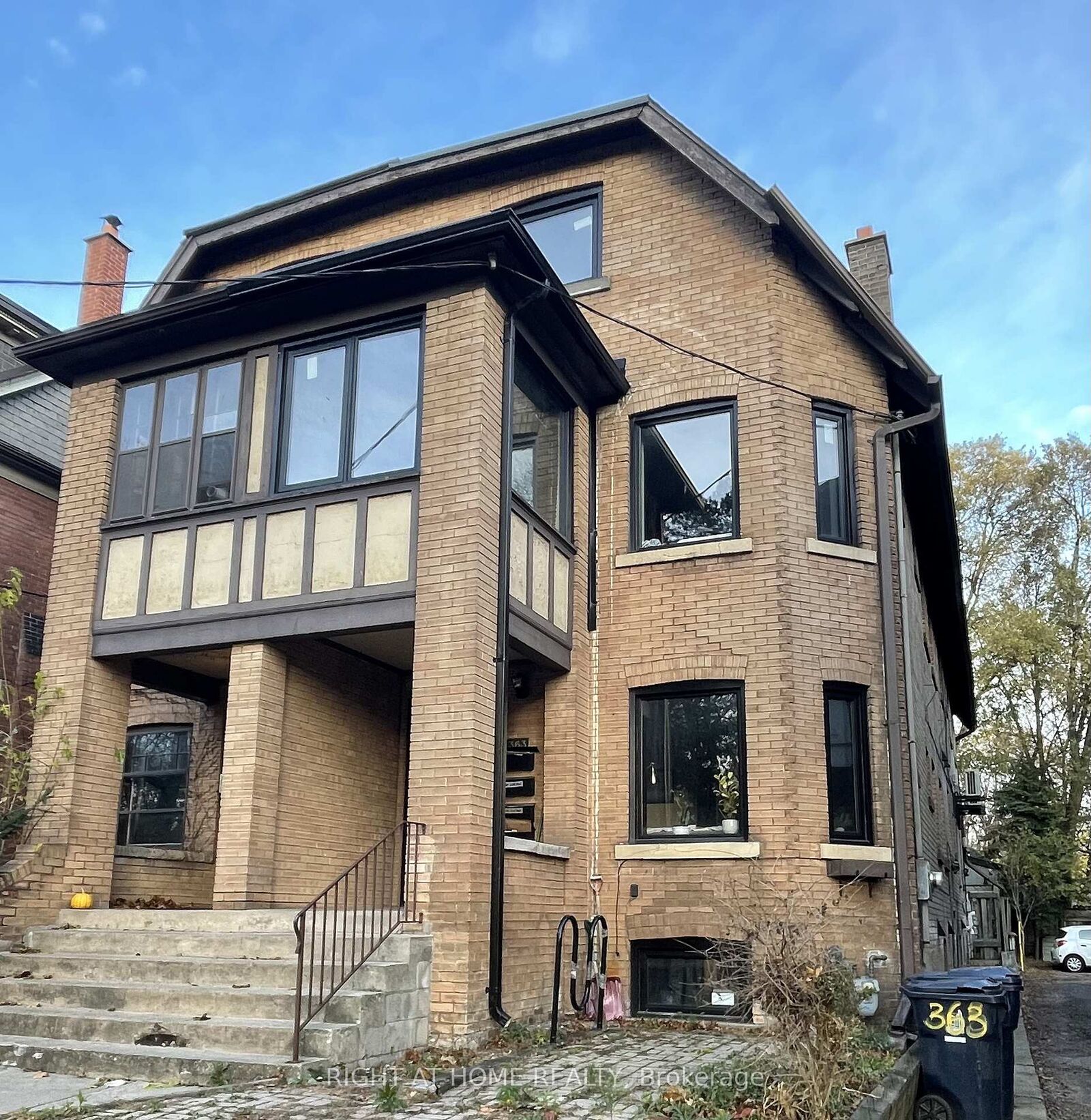 Property Photo:  363 Parkside Drive 3  ON M6R 2Z5 
