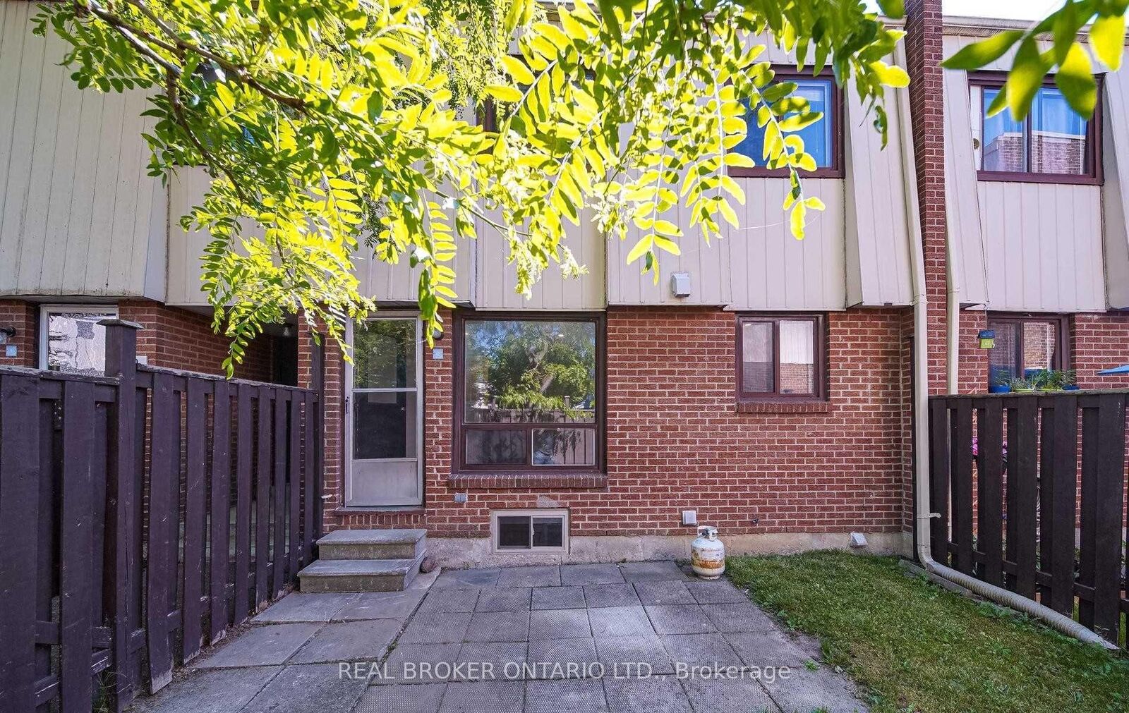 Property Photo:  1100 Oxford Street 12  ON L1J 6G4 