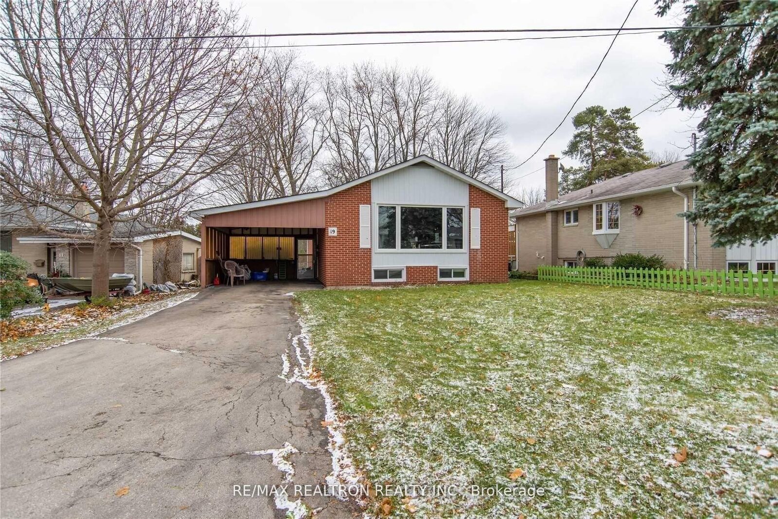Property Photo:  19 Wenderly Drive  ON L4G 1V2 