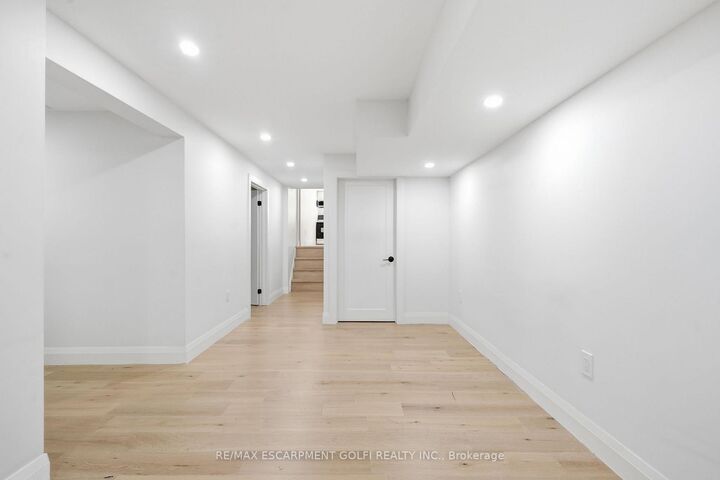 Property Photo:  47 Barrington Drive Lower  ON L3C 5Z8 