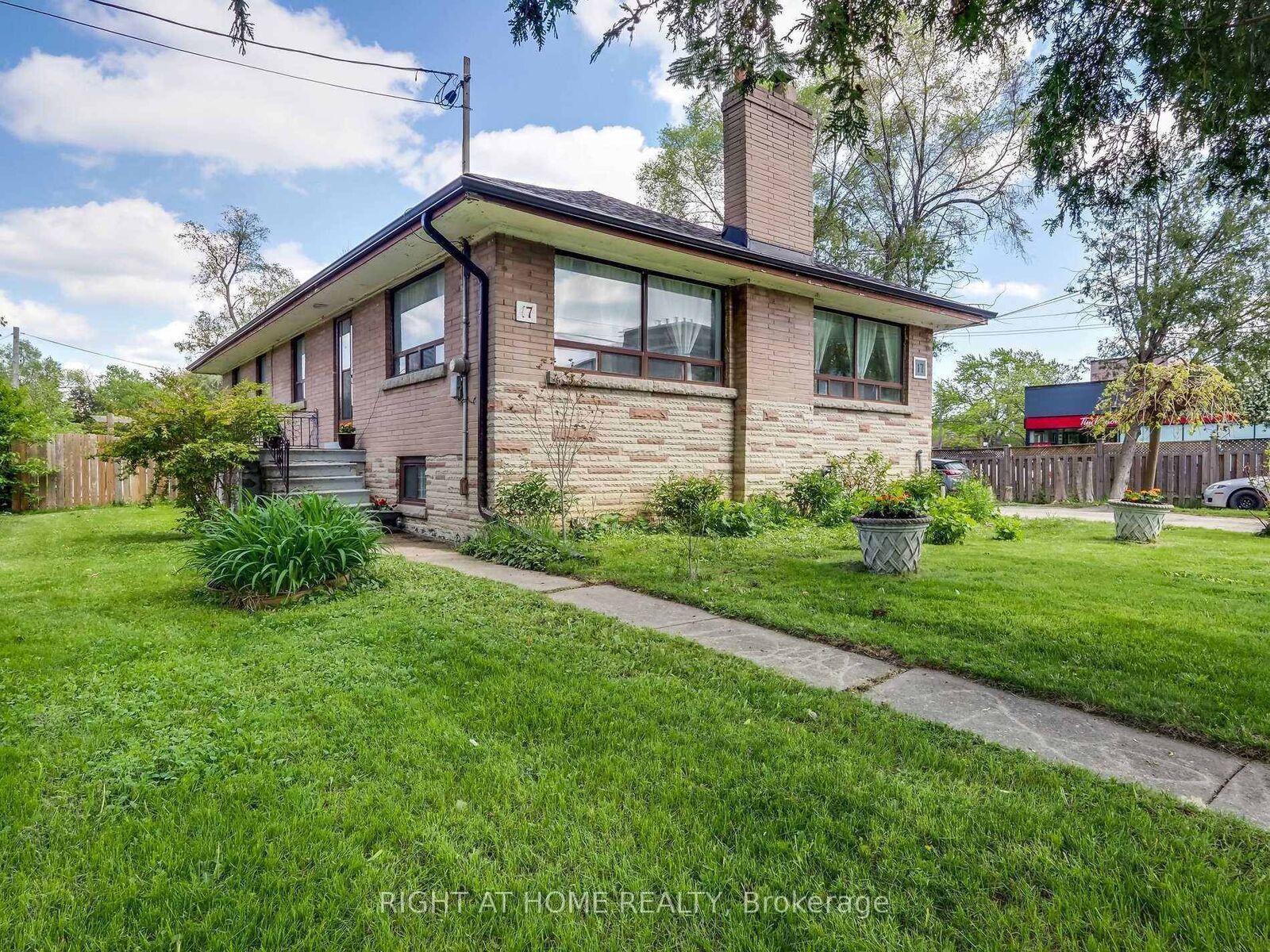 Property Photo:  17 Bryant Street Bast  ON M3H 4Z8 