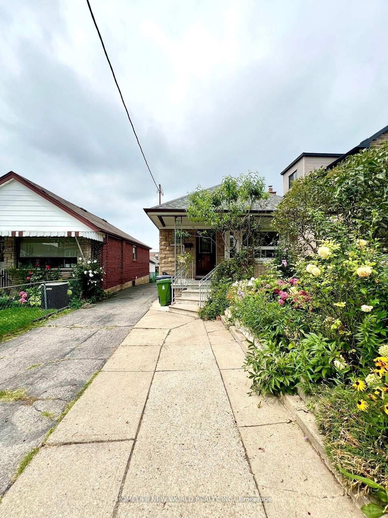 Property Photo:  354 Kane Avenue Main  ON M6M 3P4 