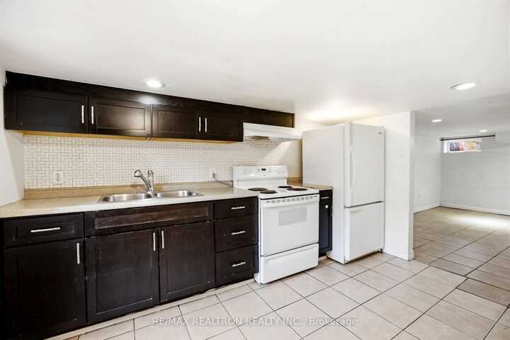Property Photo:  285 Oakwood Avenue 1  ON M6E 2V3 