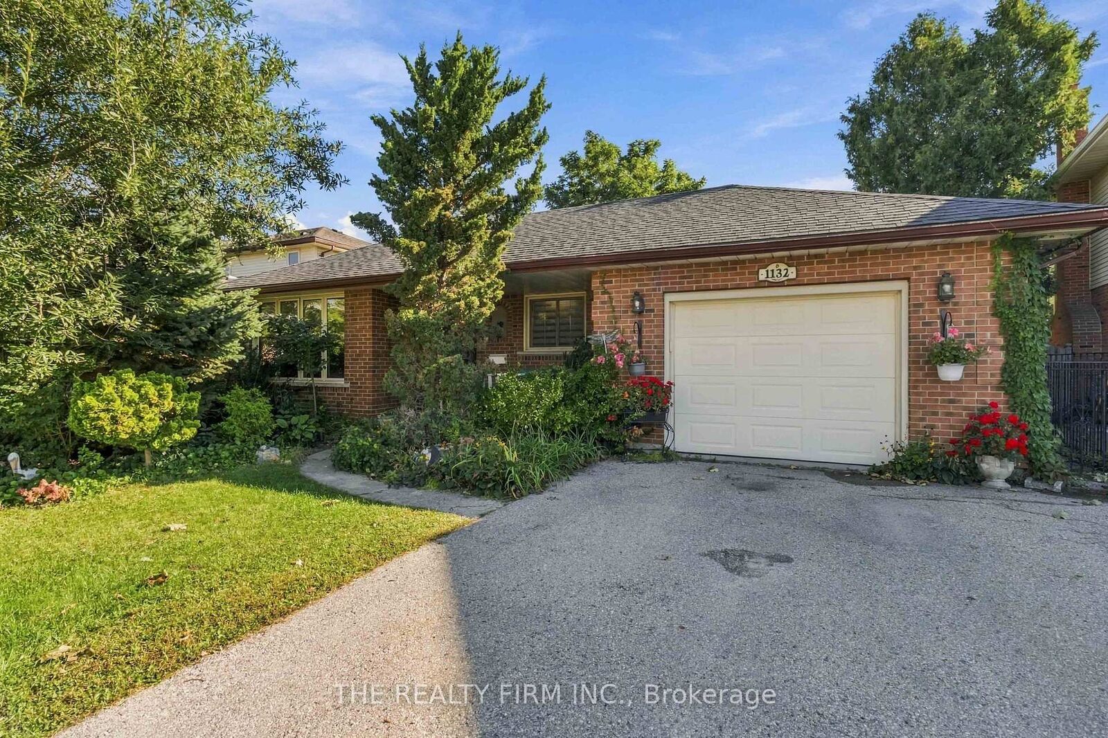 Property Photo:  1132 Iroquois Crescent  ON N4T 1C3 