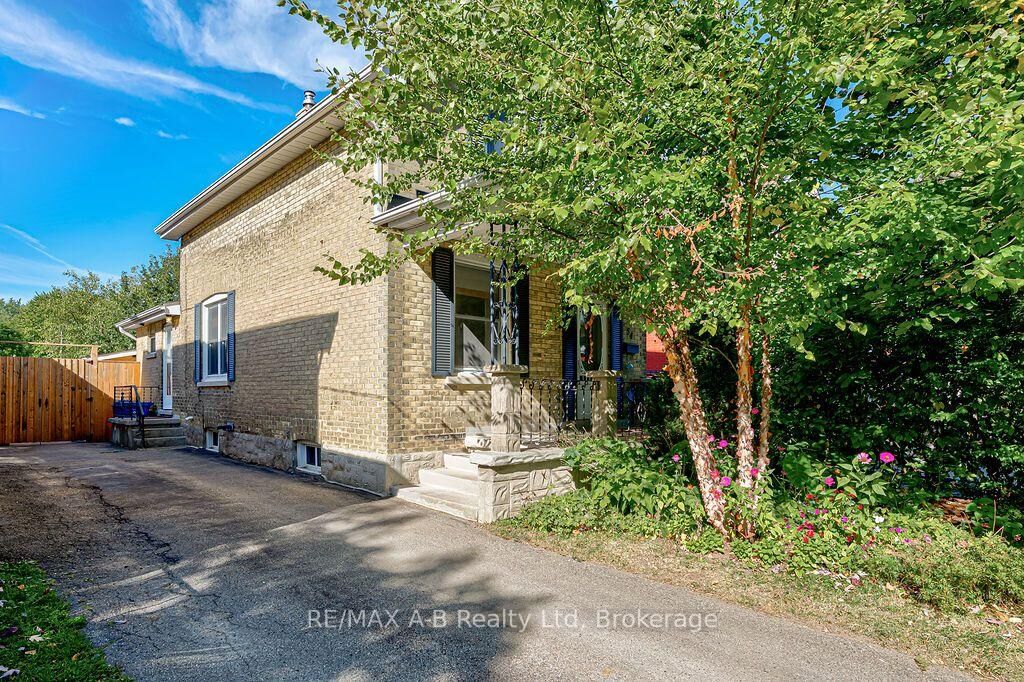 Property Photo:  54 McNab Street S  ON N5A 1Z2 