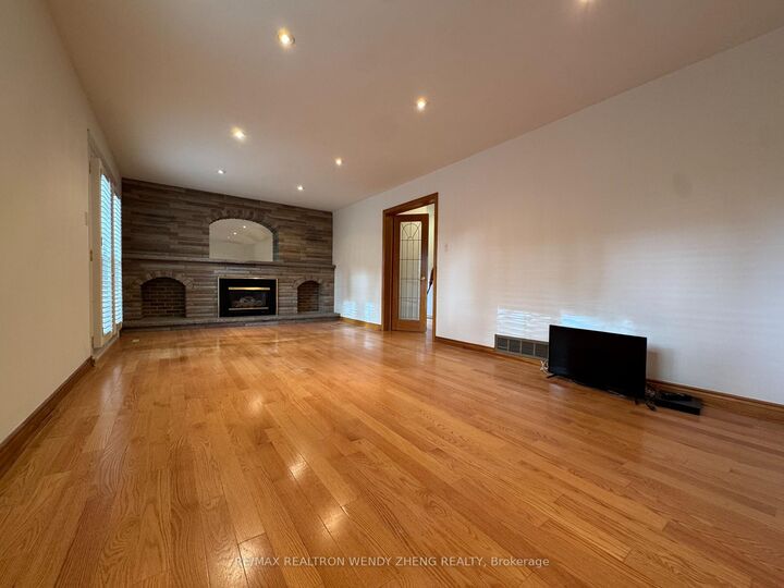 Property Photo:  14 Scotland Road Ground And Basement  ON M1S 1L6 