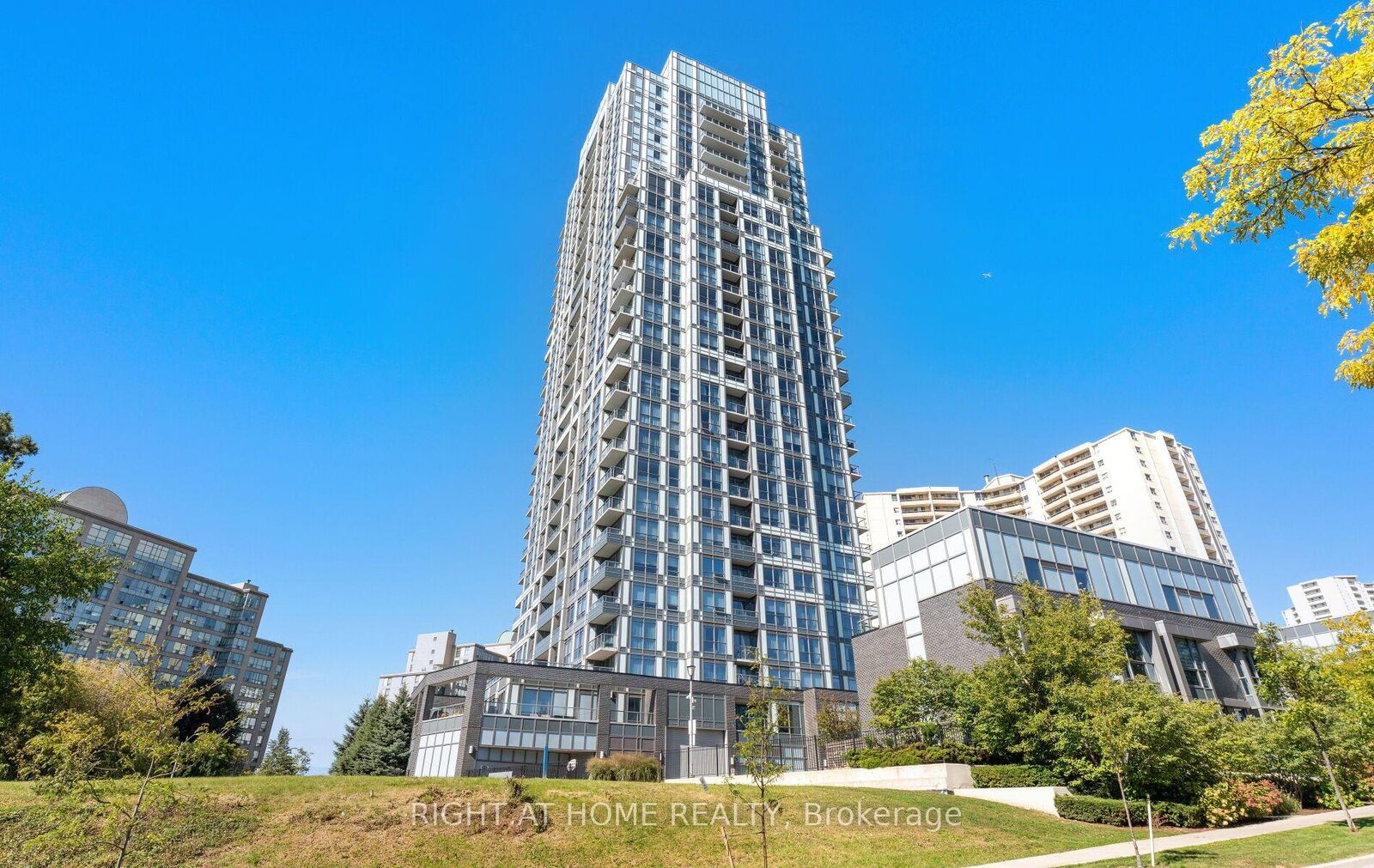 Property Photo:  18 Graydon Hall Drive 2112  ON M3A 0A4 