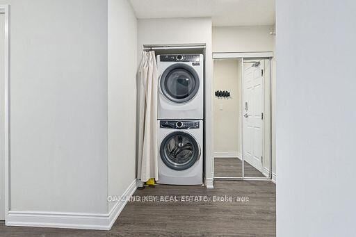 Property Photo:  245 Davisville Avenue 613  ON M4S 3H4 