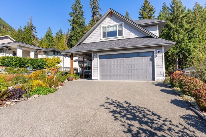 Property Photo:  521 Mountain View Dr  BC V0R 2G1 