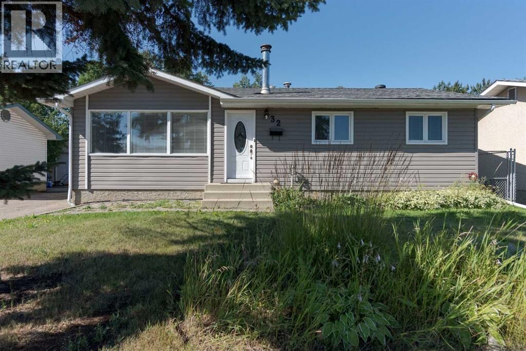 Property Photo: 32 Moberly Crescent AB T9H 1G9