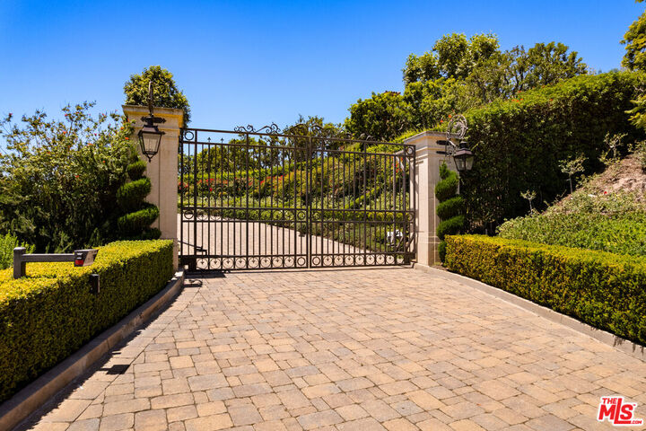 Property Photo:  10 Beverly Ridge Ter  CA 90210 