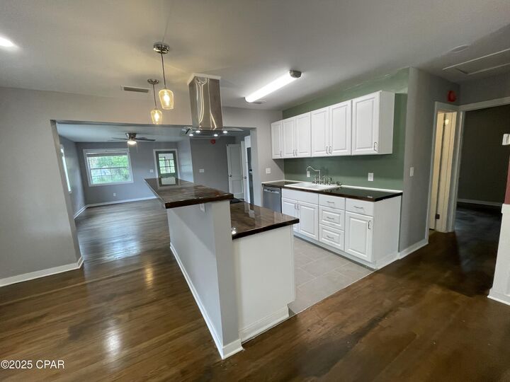 Property Photo:  1431 W 11th Street  FL 32401 
