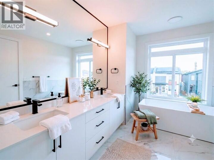 Property Photo:  417 37 Avenue Northwest  AB T2K 0C6 