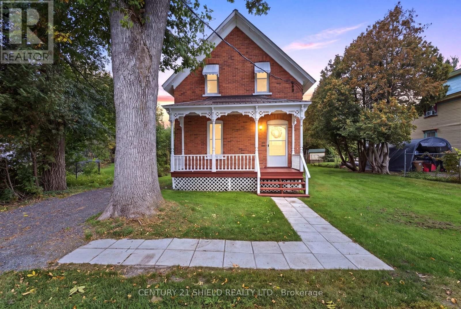 Property Photo:  13 Oak Street  ON K0C 1N0 