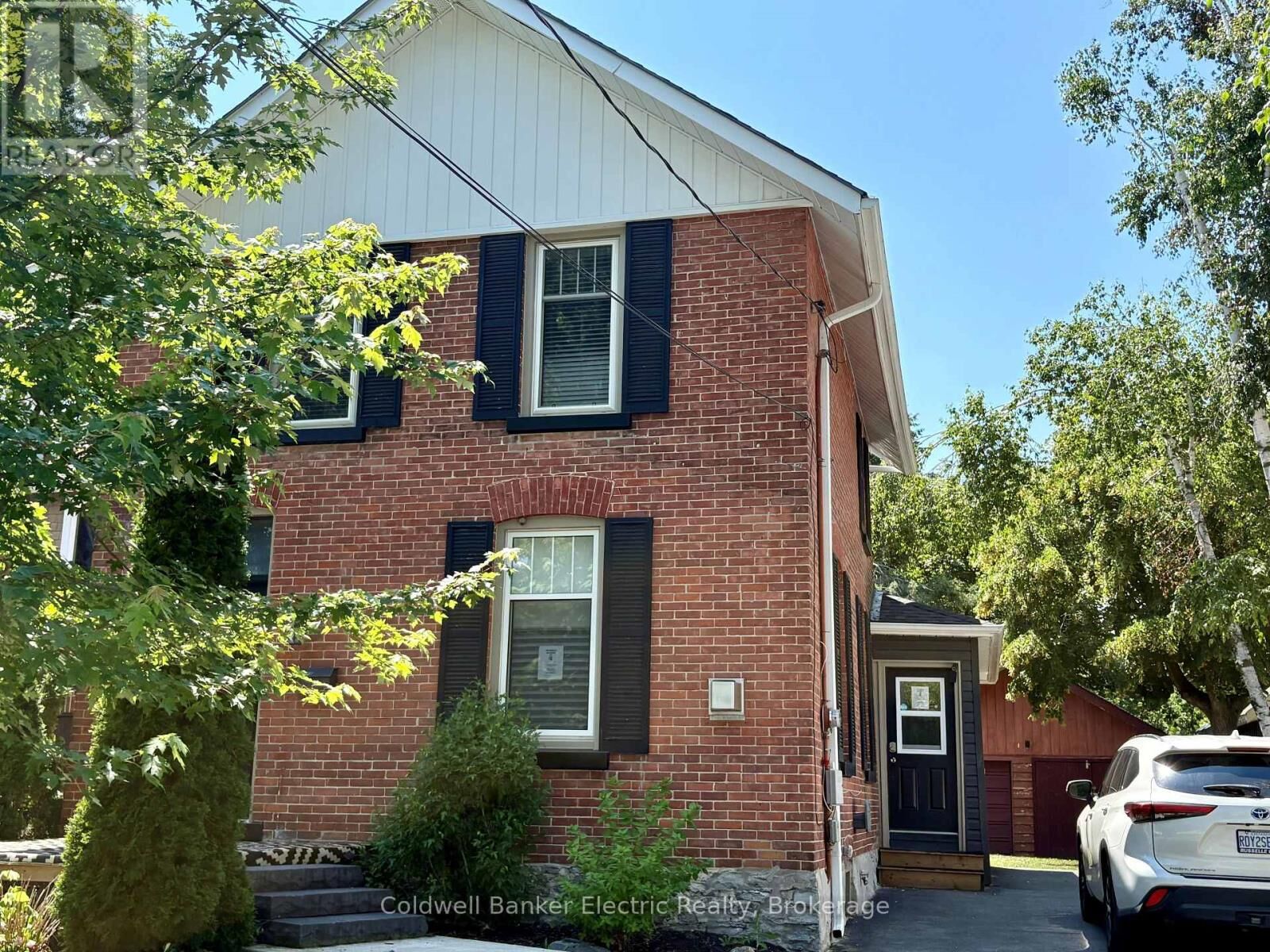 Property Photo: 21 Sussex Street North ON K9V 4H3