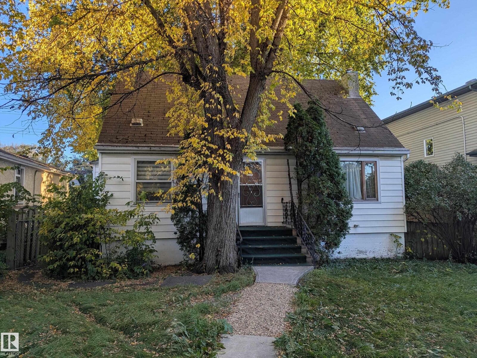 Property Photo:  10965 76 Avenue NW  AB T6G 0J6 