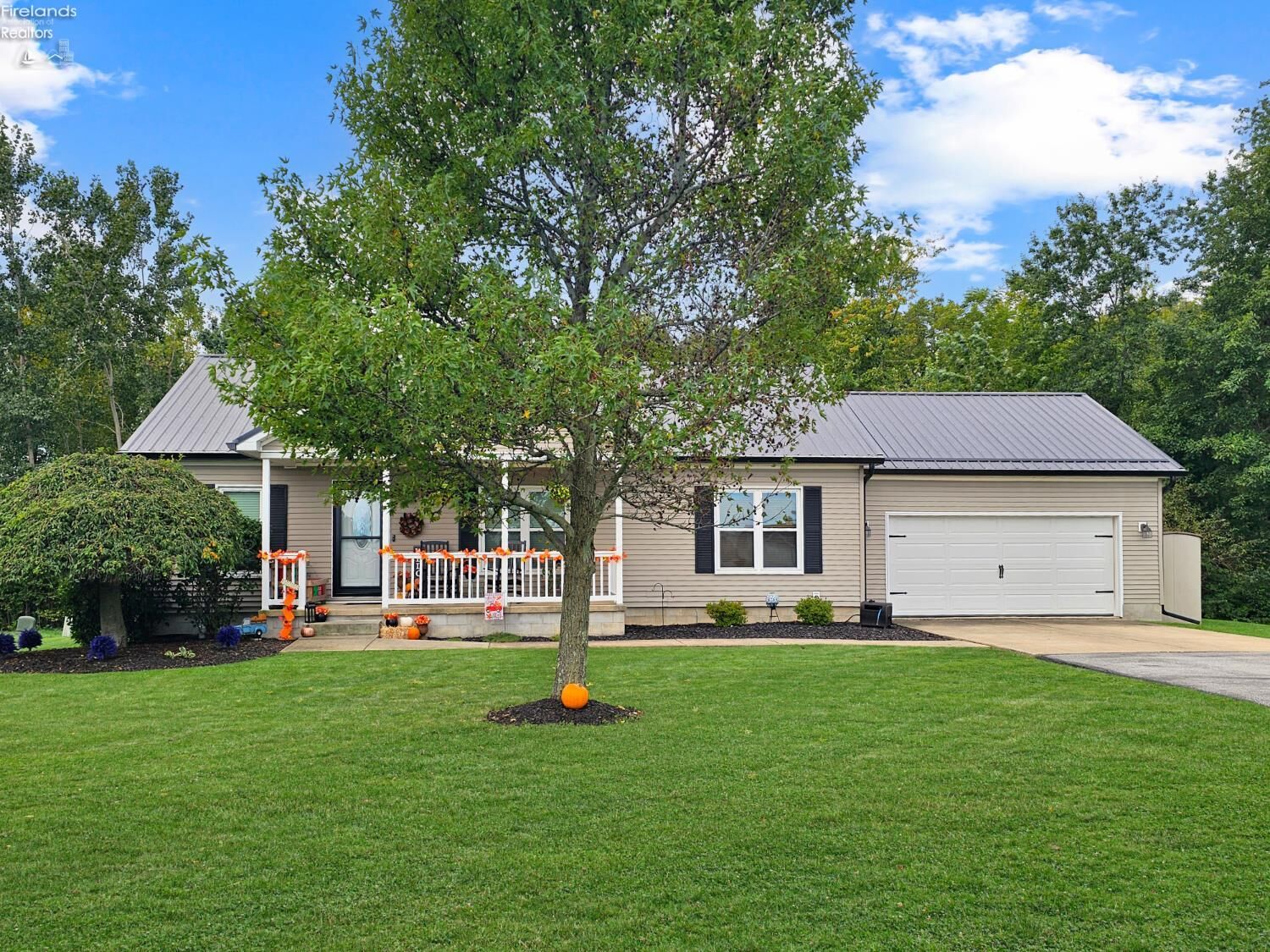 Property Photo:  122 Trent Ct  OH 43410 