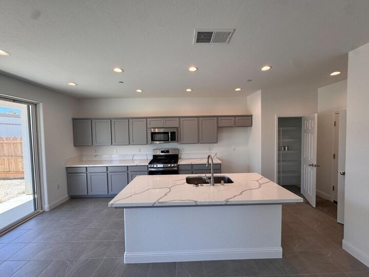Property Photo:  412 W Escalon Avenue  CA 93612 