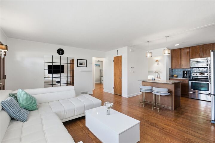 Property Photo: 2037 E Touhy Avenue IL 60018