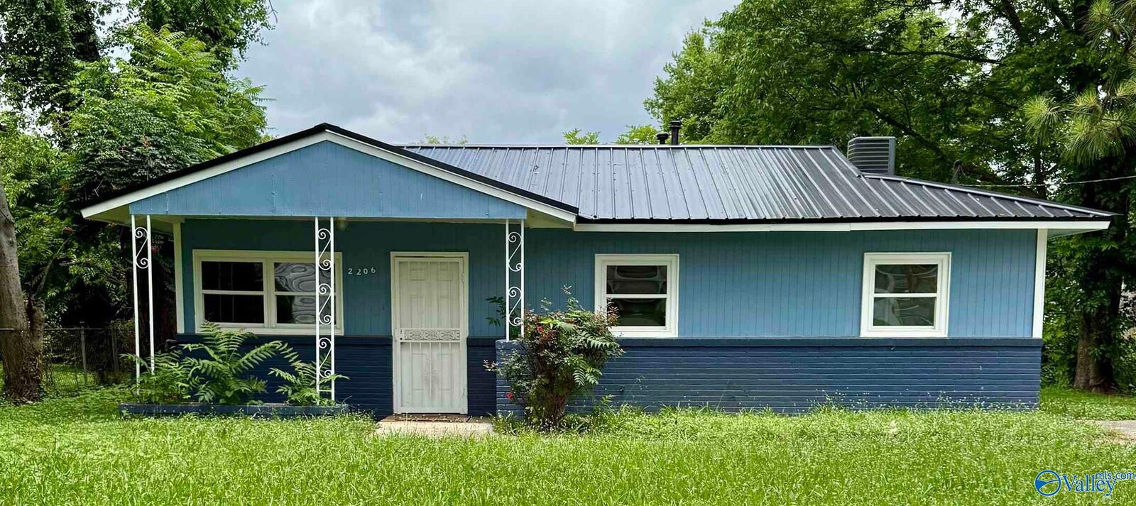Property Photo: 2206 Evans Avenue AL 35810