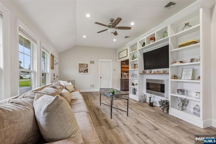 Property Photo:  4 Stuart Lane  NJ 07470 