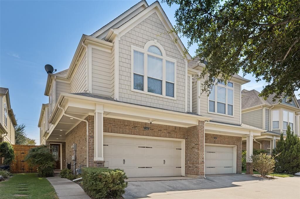 Property Photo: 1142 N Bishop Avenue TX 75208