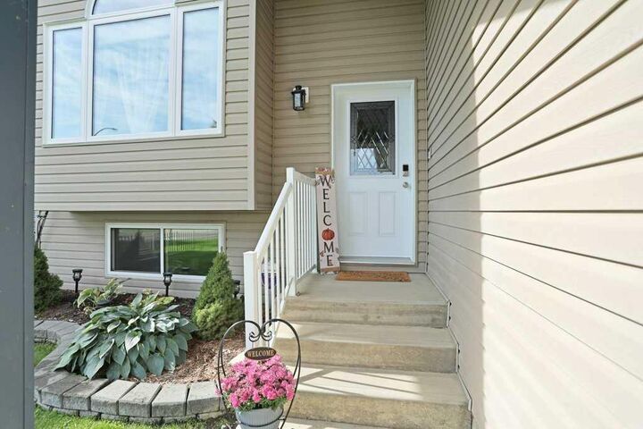 Property Photo:  227 Meadowbrook Drive  AB T1R 1N7 