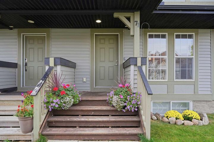 Property Photo:  71 Elgin Meadows Garden SE  AB T2Z 0M2 
