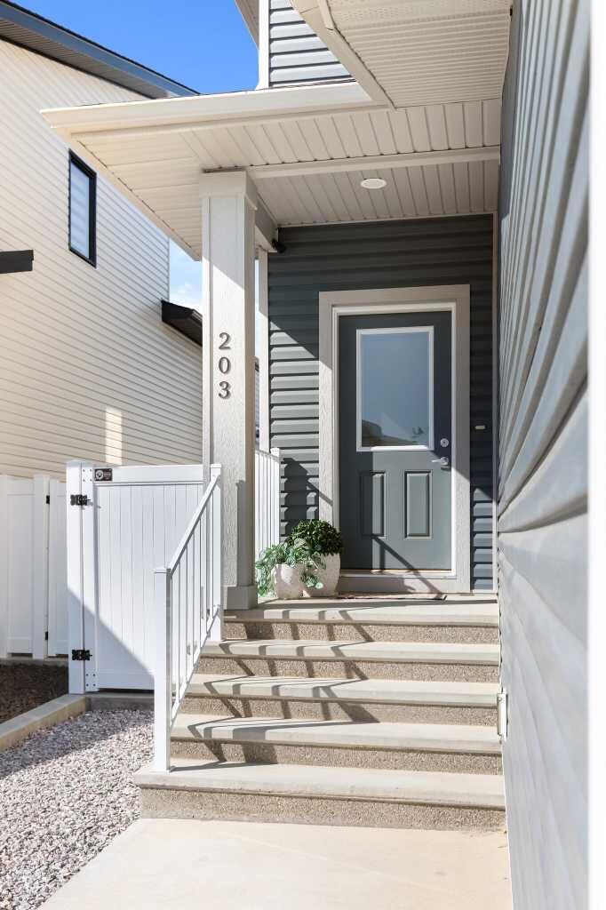 Property Photo:  203 Hamptons Crescent SE  AB T1B 0P4 