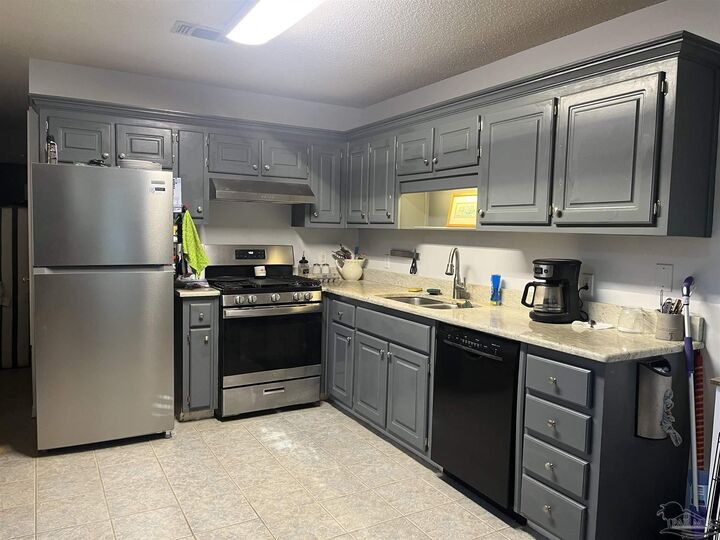 Property Photo: 6121 Chablis Ln FL 32504