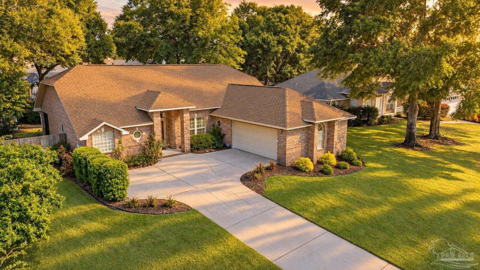 Property Photo: 4252 Lancaster Gate Dr FL 32571