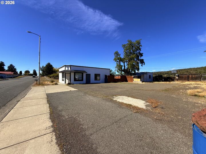 Property Photo:  511 E Broadway St  WA 98620 