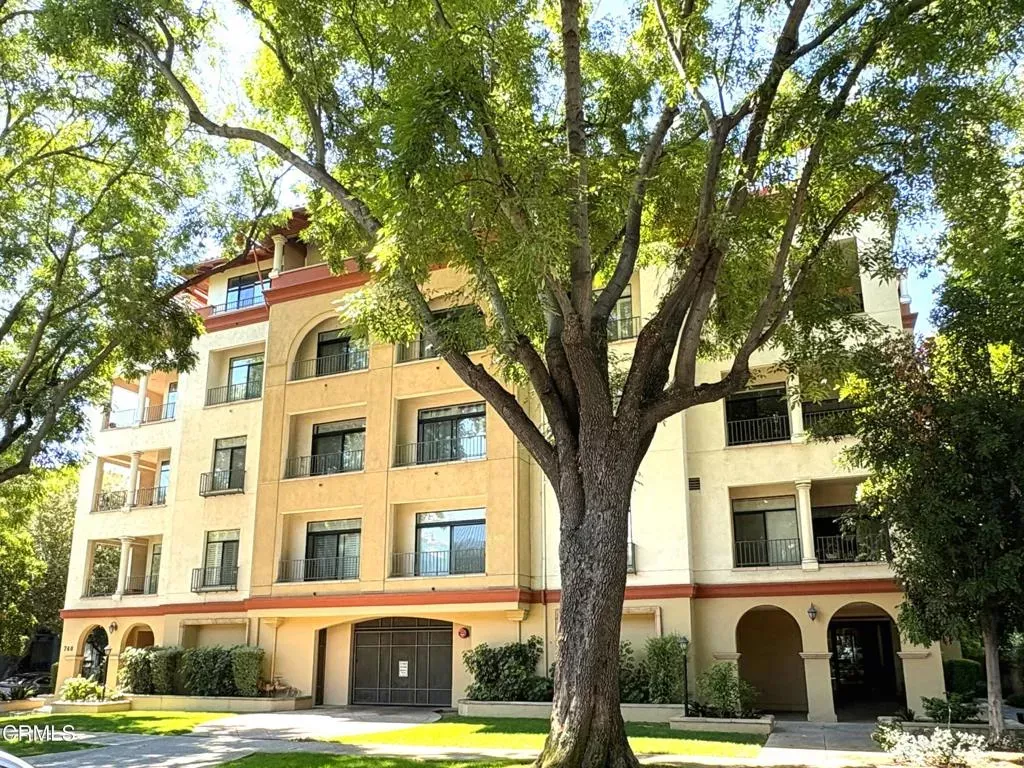 Property Photo:  742 Locust 202  CA 91101 