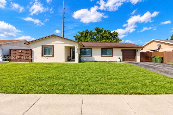 Property Photo: 1711 N Anhinga Ln FL 33035