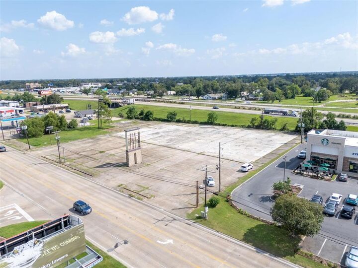 Property Photo: 315 W Prien Lake Road W LA 70601