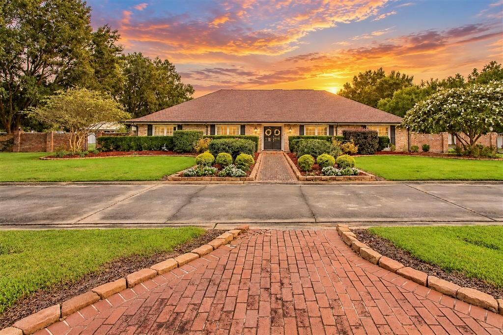 Property Photo:  2103 E Academy Avenue E  LA 70546 