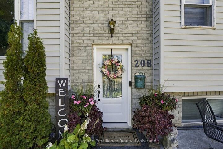 Property Photo:  208 Byron Street  ON K8V 2Z1 