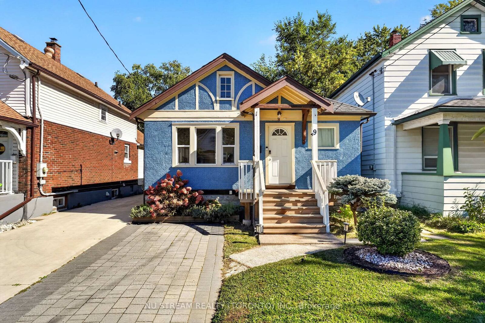 Property Photo:  9 Manning Street  ON L2R 5Z4 
