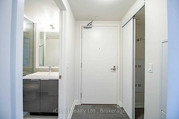 Property Photo:  6 Sonic Way N1101  ON M3C 0P1 