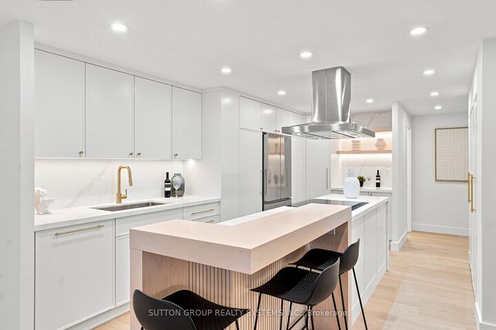Property Photo:  812 Burnhamthorpe Road 1504  ON M9C 4W1 
