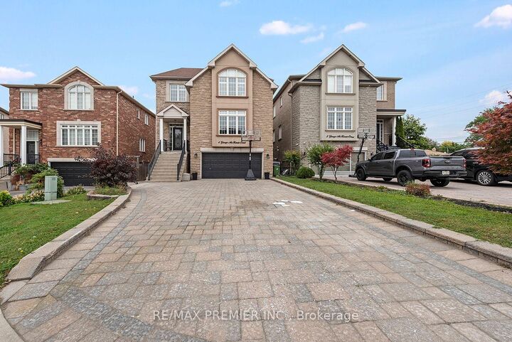 Property Photo:  4 George McKenzie Court  ON M9M 0E1 