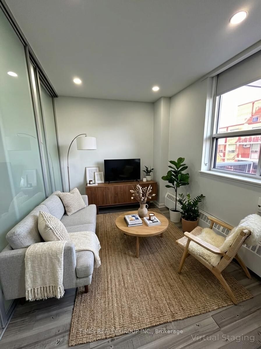 Property Photo:  15 Walmer Road 504  ON M5R 2X1 