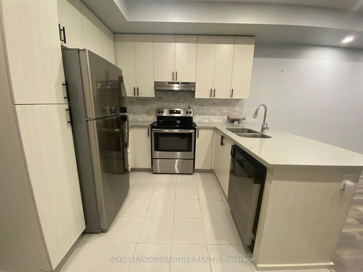 Property Photo:  2285 McNab Lane 5  ON L5J 0B3 