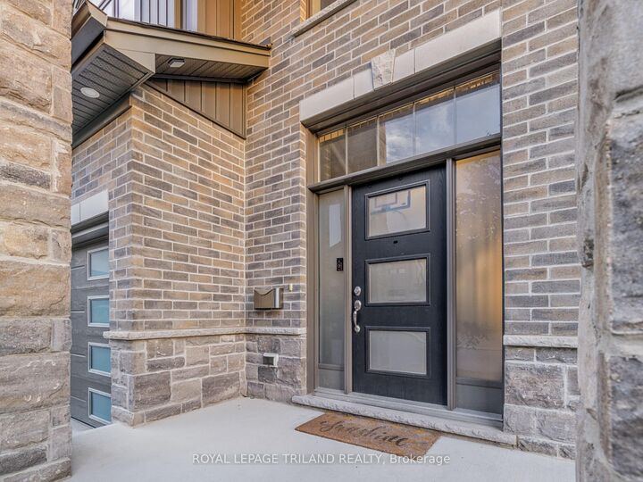 Property Photo:  1061 Eagletrace Drive 167  ON N6G 0T3 