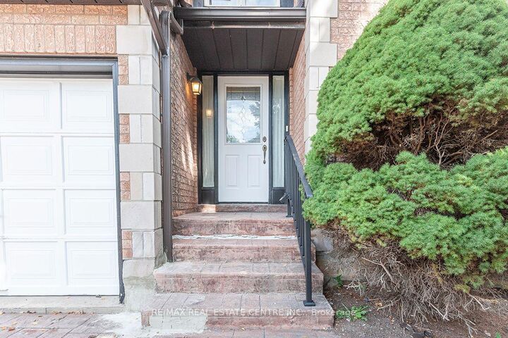 Property Photo:  3679 Loyalist Drive  ON L5L 4S9 
