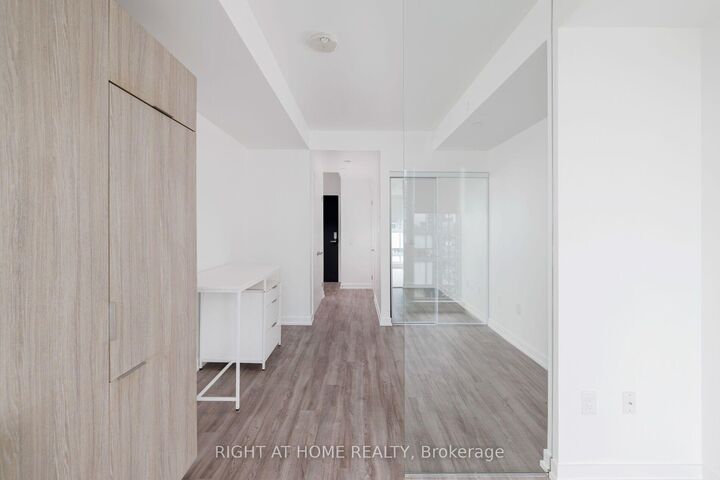 Property Photo: 77 Shuter Street Ph09 ON M5B 0B8